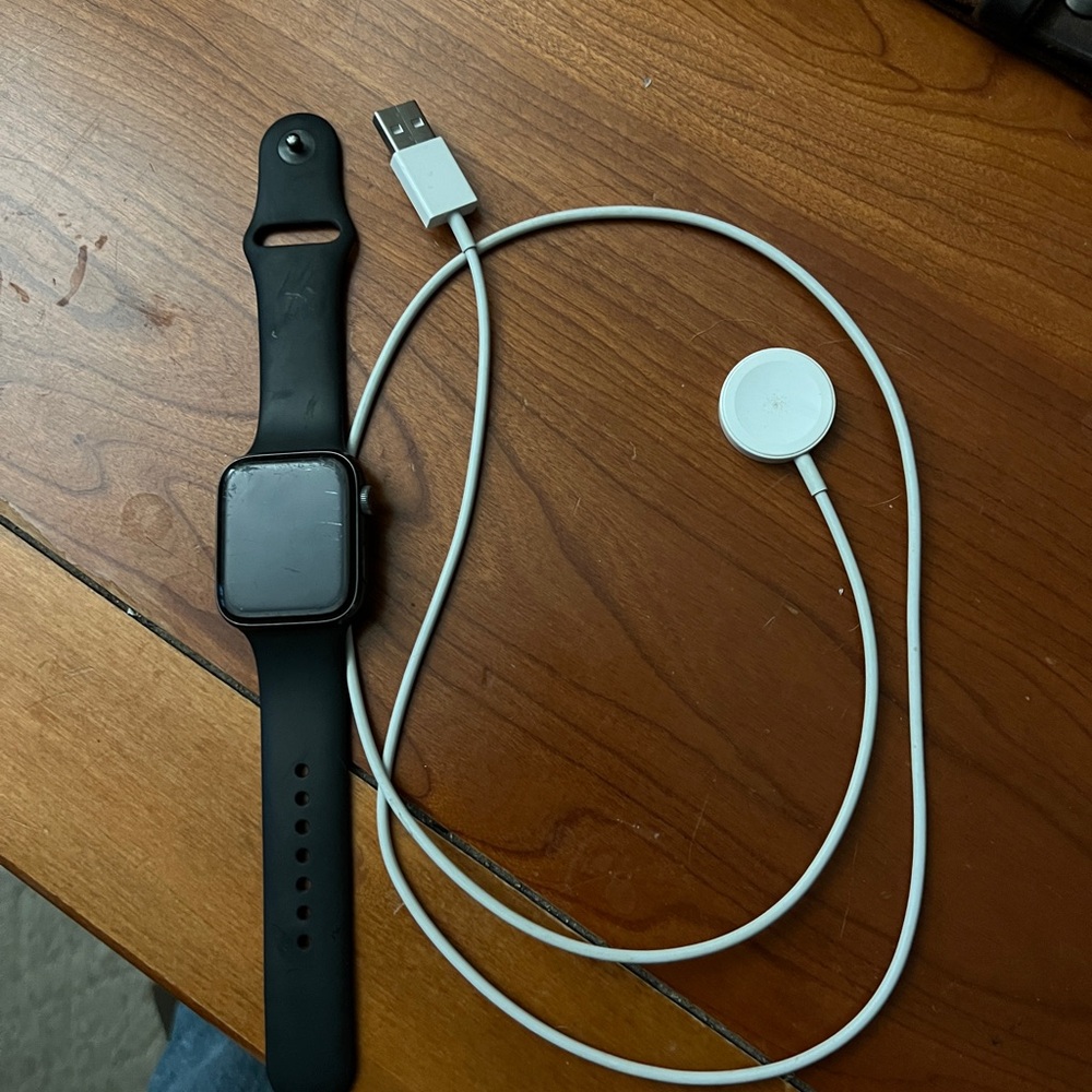 Apple SE Black 44mm with Charger